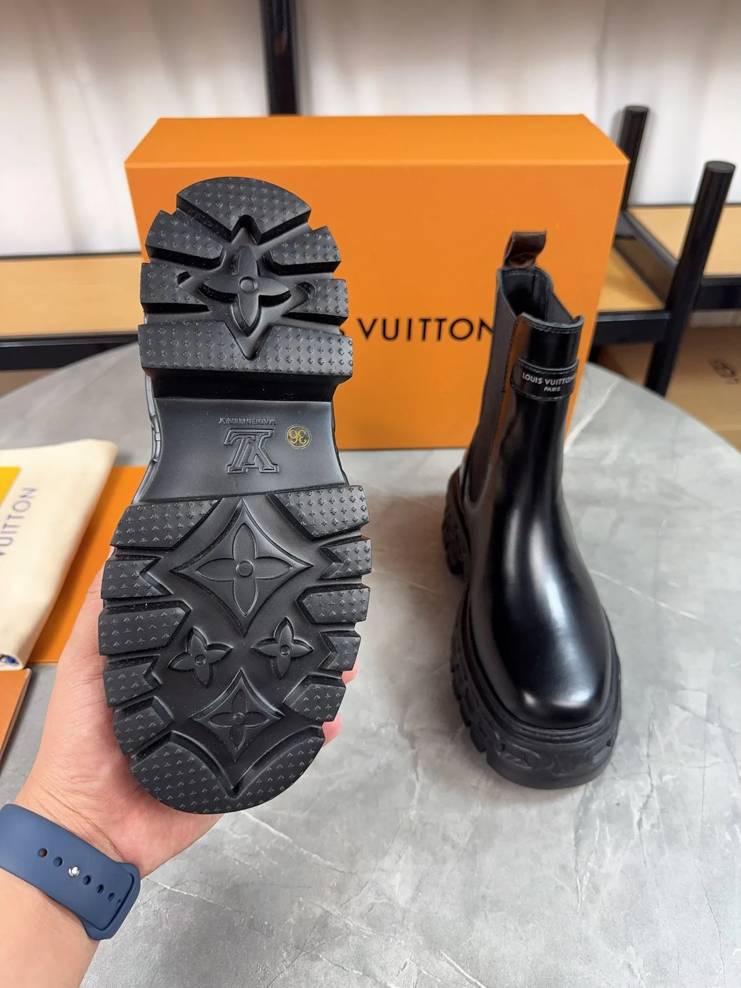 Men's shoes 💰700💰Ladies model Louis vuitton new short boots; beautiful lines and no bloat, original first-layer cowhide combined with high mercerized frosted cowhide, thin strap motorcycle boots are easy to put on and take off, without contrast (to isolate the cold winter) ❶ Upper: original open edge beaded cowhide ❷ Inner: cowhide ❸ Foot pads: cowhide leather ❹ Outsole: original wear-resistant and non-slip raw rubber sole ❺Sole height: 6cn ❻Packaging: Original LV special box ❼Number: 34-41 (34/41 customization is not returnable) Boot height 6 inches ☀Color: (black military green)